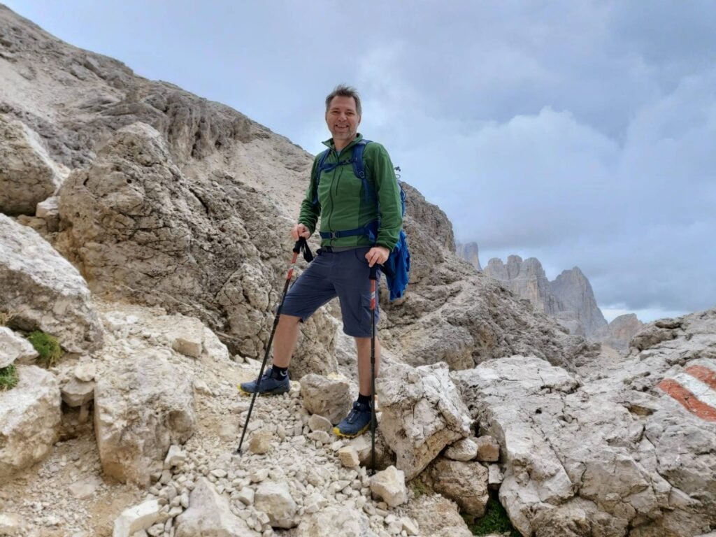 Stefano Doglio su un sentiero di montagna